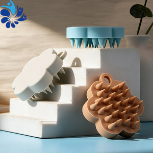 Brosse de massage du cuir chevelu en silicone en forme de fleur avec trou de suspension pour les soins capillaires - Product Image 3