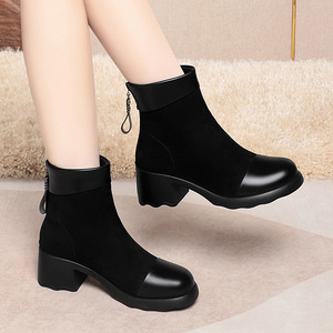 Botas de invierno 2025 de cuero de tacón alto de lujo para mujer, con punta cuadrada, diseño de empalme grueso y forro polar engrosado para exteriores - Product Image 3