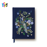 Carnet à couverture rigide personnalisé avec broderie florale et marque-page en ruban, directement de l'usine d'emballage, pour le bureau et la papeterie.