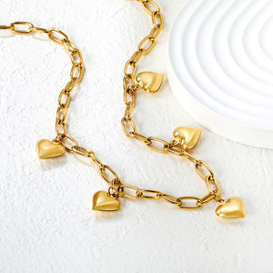 Collier avec pendentif en forme de cœur, plaqué or 18 carats, acier inoxydable, pour femme, à porter tous les jours, style simple et haut de gamme, design irrégulier en forme de cœur de pêche - Product Image 2