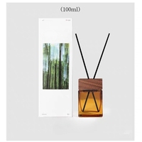 Diffuseur d'arômes en verre carré haut de gamme de 100 ml avec couvercle en bois naturel, OEM ODM, diffuseur de parfum à bâtonnets pour salon et hôtel