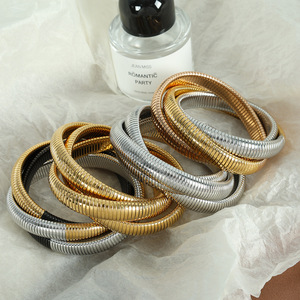 สร้อยข้อมือแฟชั่นไทเทเนียมสตีลสามชั้นสีทองสีดำสีเงินเครื่องประดับสำหรับทุกเพศ - Product Image 4