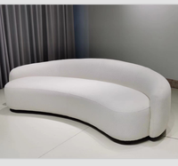 Modernes Wohnzimmer-Sofa in Weißem Bouclé, Luxuriöses Samt-Ecksofa mit Geschwungener Halbmond-Form, Freizeitsofa-Design