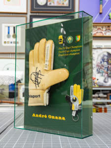 Cadre photo rectangulaire vertical en acrylique transparent fait main avec logo personnalisé Ludaye, impression UV, pour gants <span class=keywords><strong>de</strong></span> <span class=keywords><strong>gardien</strong></span> <span class=keywords><strong>de</strong></span> but, à suspendre au mur - Product Image 3