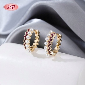 Aretes de Aro con Perlas y Circonia Roja, Chapados en Oro de 18K, con Perlas Onduladas y Circonia Roja, Fabricante de Joyería - Product Image 1
