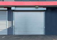 Porte roulante en aluminium à grande portée, résistante au vent, robuste, avec un design minimaliste pour les parcs logistiques industriels en extérieur
