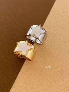 Anello da Donna alla Moda con Design Chunky in Zirconi, Stella, Conchiglia Bianca, Luna e Sole in Oro - Product Image 3