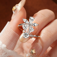 Bague ouverte torsadée à double tête, style floral, avec élément floral en moissanite de 5,0 mm (0,5 ct) de coupe ronde, style vintage
