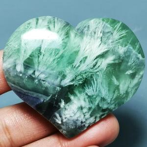 Venta al por mayor de piedras de cristal natural pulido en forma de corazón, piedra de palma tallada, corazón de fluorita con forma de pluma para regalo. - Product Image 4