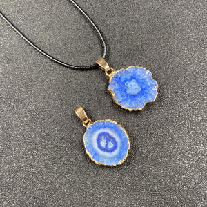 بيع المصنع قلادة كوارتز ملونة بحواف مطلية بالذهب قلادة من العقيق الخام حبل جلدي شرائح عقيق ساحرة للذكرى السنوية - Product Image 4