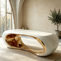 Table basse incurvée en fibre de verre, finition blanc doré brillant, pour un intérieur contemporain haut de gamme