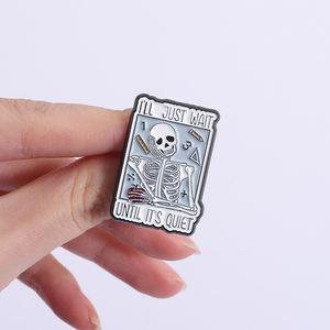 Pin de esmalte Punk Skeleton Learning I WIILL <span class=keywords><strong>JUST</strong></span> WAIT UNTIL IT IS QUIET, nunca mejor, con diseño de calavera y gesto Ok, tipo broche y insignia de solapa, joyería - Product Image 4