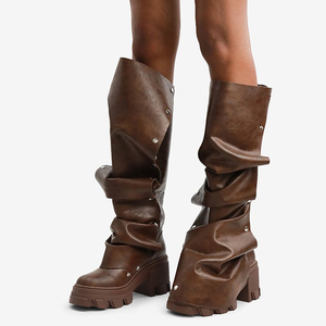 Botas altas de mujer con remaches metálicos, parte superior plisada, tacón bajo y grueso, punta cuadrada, ajuste ancho hasta la rodilla - Product Image 1