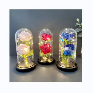 Venta al por mayor regalos de Acción de Gracias tres rosas cubierta de cristal adornos creativos luminosos luces LED regalos decorativos