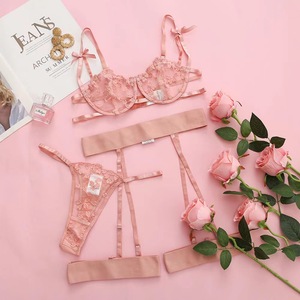 Hartvormig geborduurde kant lingerie set met strikdecoratie en kousenband - Product Image 6