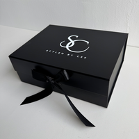 Boîte pliante rigide noire d'impression de logo de marque personnalisée à bas quantité minimale de commande Boîte de papier à rabat magnétique avec ruban pour vêtements et cadeaux