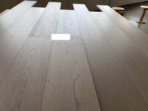 Planchers en chêne contrecollé de qualité ABC, brossés, couleur <span class=keywords><strong>gris</strong></span>, système de pose par clipsage, pour projets résidentiels et commerciaux - Product Image 1