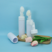 Vente en gros de flacons moussants en PET de 30 ml, 50 ml, 80 ml, 100 ml avec tête de brosse en silicone pour l'emballage de nettoyant moussant pour le visage