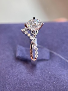 Bague de fiançailles et de mariage en platine PT950 avec diamant blanc VVS2 de 1 carat, design couronne, diamant cultivé en laboratoire - Product Image 2