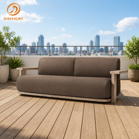 Ensemble de chaises longues d'extérieur modernes en bois massif, sièges profonds incurvés, mobilier de patio résistant aux intempéries, coussins marron, pour jardin, villa, complexe hôtelier
