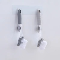 Brosse de nettoyage multi-usages à long manche en plastique avec pulvérisation automatique de liquide, conçue pour une utilisation en cuisine par les utilisateurs ayant une faible force de préhension