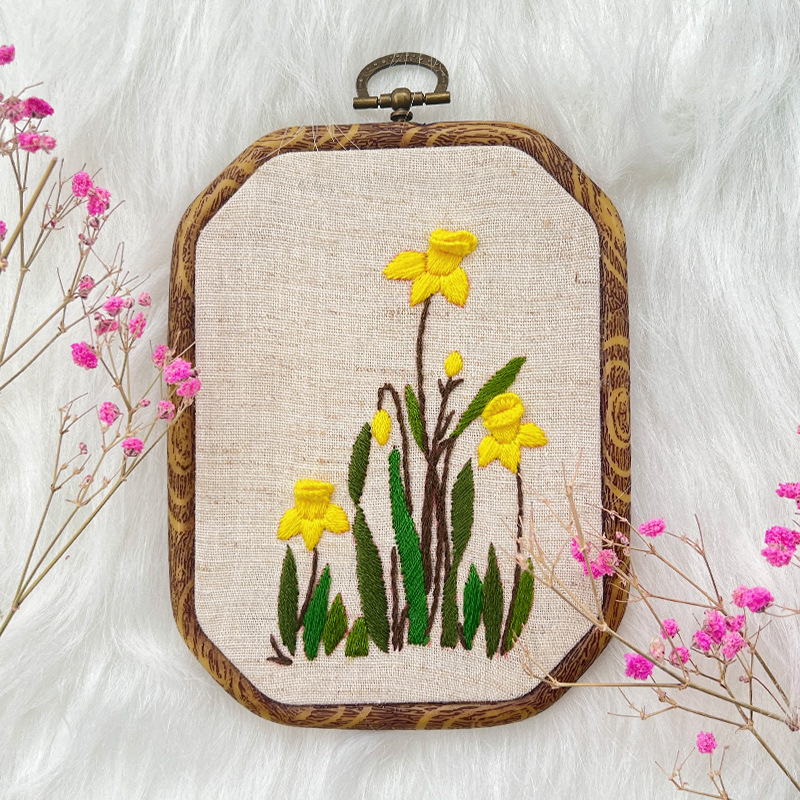 Décoration murale - fleur de pin jaune - cadre imitation bois