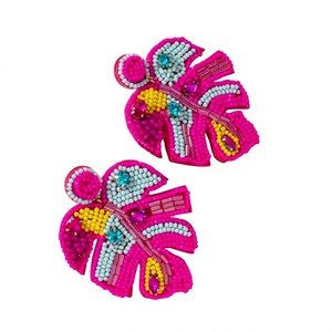 Boucles d'oreilles pendantes tendance en forme de feuille de Monstera rose perlée, bijoux fantaisie bohèmes en cristal et strass pour femme, parfaits pour les fêtes et mariages - Product Image 1
