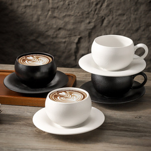 Juego de Taza y Plato de Cerámica Esférica con Acabado Escarchado, 300 ml, Negro Mate y Blanco, con Rayas Pintadas a Mano, para Cafetería - Product Image 2