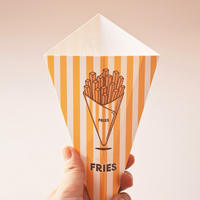 Emballages triangulaires pour frites en kraft de qualité alimentaire, résistants à l'huile, gaufrés, couleur personnalisée, matériaux recyclés pour les frites à emporter