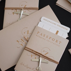 Carte d'invitation de mariage personnalisée en forme de passeport, ensemble plié, design unique, paiement après réception, prix fabricant en gros - Product Image 1