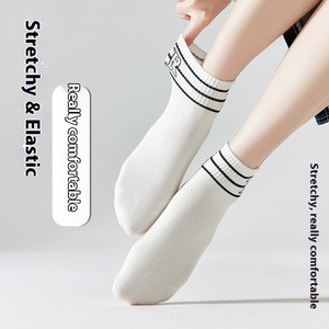 Chaussettes de <span class=keywords><strong>bateau</strong></span> de Style coréen noir blanc pour hommes femmes courtes minces Ins à la mode tout match printemps été sports absorbant la sueur mignon - Product Image 4