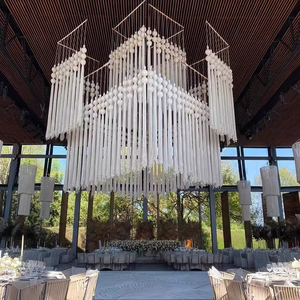 Lampadario Boho Minimalista Intrecciato Oversize Bianco con Sfere in Macramè per Location di Matrimoni di Lusso - Product Image 1