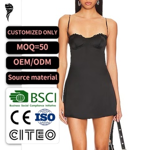 Vestido corto negro de satén para mujer, con tirantes finos, espalda descubierta y detalle festoneado en el busto. - Product Image 1
