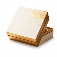 Boîte cadeau rigide ivoire avec couvercle amovible, logo personnalisé, relief nuage gaufré et estampage à chaud doré pour emballages de bijoux