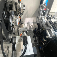Centre d'usinage CNC pour la découpe, le fraisage et le perçage de profilés aluminium pour fenêtres et portes, avec marquage et coupe sur 4 côtés, et découpe à tout angle.