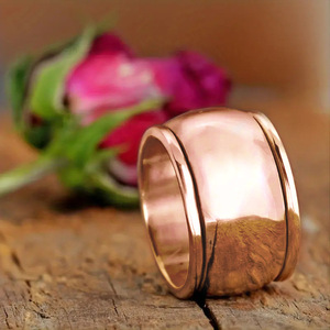Anello a fascia larga da donna, tono rame, gioiello minimalista alla moda, accessorio unisex per uso quotidiano. - Product Image 6