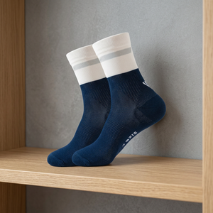 Chaussettes de sport athlétiques bleu marine premium avec bord côtelé blanc, respirantes et extensibles, pour la course, la gym et l'entraînement - Product Image 3