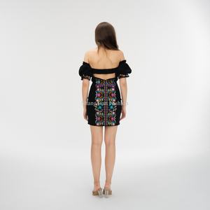 ชุดเดรส OEM เซ็กซี่สำหรับผู้หญิง แบบเปิดไหล่ แขนสั้น ปักลายดอกไม้ สีดำ ทรงเข้ารูป - Product Image 5