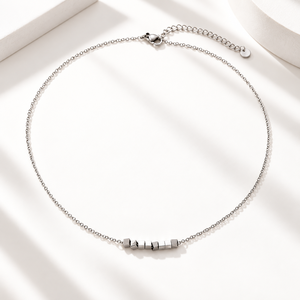 Collier de perles géométriques en acier inoxydable, chaîne fine argentée avec détail facetté central - Product Image 1