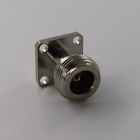 Connecteur coaxial RF étanche IP67 avec connecteur femelle N, bride carrée de 17,5 mm, isolateur étendu de 8 mm et broche de 3 mm