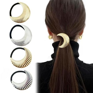 Coletero Minimalista con Geometría Lunar, Banda Elástica con Detalle de Aleación, Accesorio para el Cabello Elegante para Uso Diario - Product Image 1