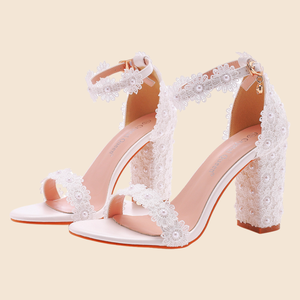 <span class=keywords><strong>Scarpe</strong></span> da <span class=keywords><strong>sposa</strong></span> in pizzo bianco con tacco spesso con perline a punta quadrata <span class=keywords><strong>comode</strong></span> e taglie forti sandali da <span class=keywords><strong>sposa</strong></span> con decorazione di strass - Product Image 1