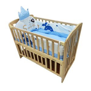Modernes Zusammenklappbares Holz-Babybett mit Rollen - Tragbares Outdoor-Krankenhausbett mit Feststellbaren Rollen & Matratze - Product Image 1