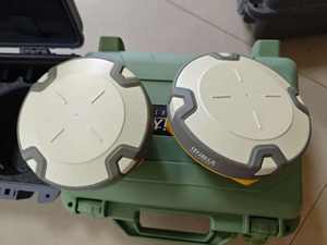 Receptor GNSS RTK de Dupla Frequência Hi-target V90 Usado, Conjunto Completo, Base Diferencial Rover, Precisão de 2mm, Equipamento de Pesquisa Classificado IP67 - Product Image 2