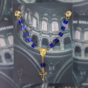 Personalizado Royal Blue Square Water Drill Hat Pin Metal Cross Charm Crystal Esmalte pin Colgante con cadena