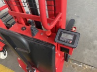 Chariot élévateur semi-électrique compact avec rayon de braquage de 1600 mm pour l'empilage de palettes en entrepôt