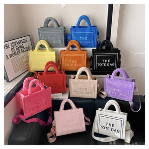 Bolso tote cuadrado de terciopelo para mujer, elegante, con estampado de letras, bandolera, bolsos de hombro para mujer, bolsos de mano Charisma con asa superior - Product Image 1