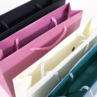Sacs en papier bleus métallisés de luxe pour bijoux, portables, avec poignées torsadées, pour petites entreprises, vente en gros