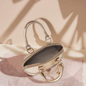 Bolso bandolera impermeable para mujer 2026, de piel sintética con cadena y textura metálica. - Product Image 4