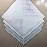 Plaques de plafond en métal perforé en aluminium carrées modernes, ignifuges, insonorisées, isolantes thermiquement, absorbantes du son, imperméables, pour hôtel